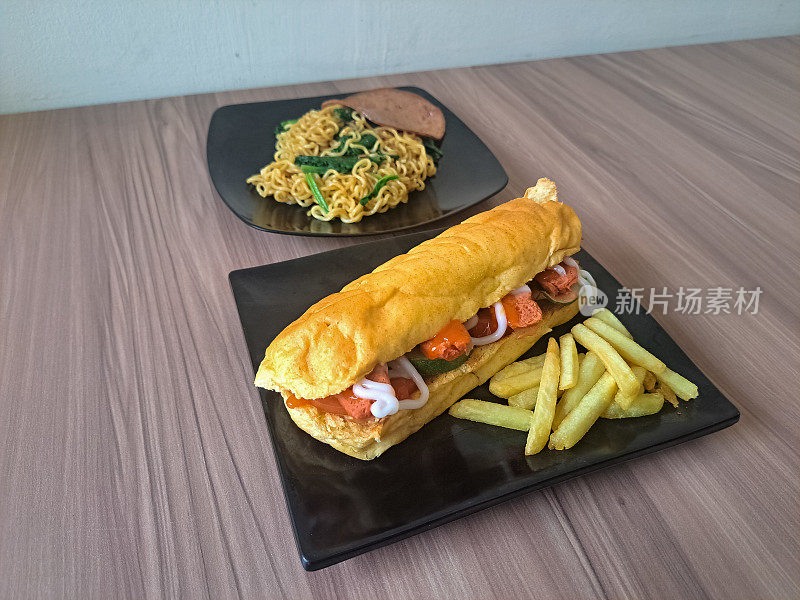 热狗、薯条、炒面或米羹。热狗Kentang Goreng Dan Mie Goreng。食品菜单。
